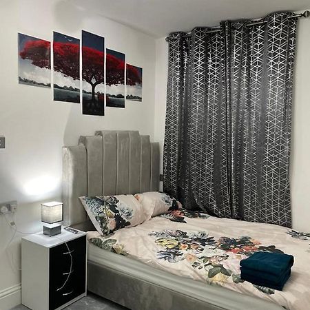 3 Bedroom Whalley Aparthotel Burnley Exterior foto