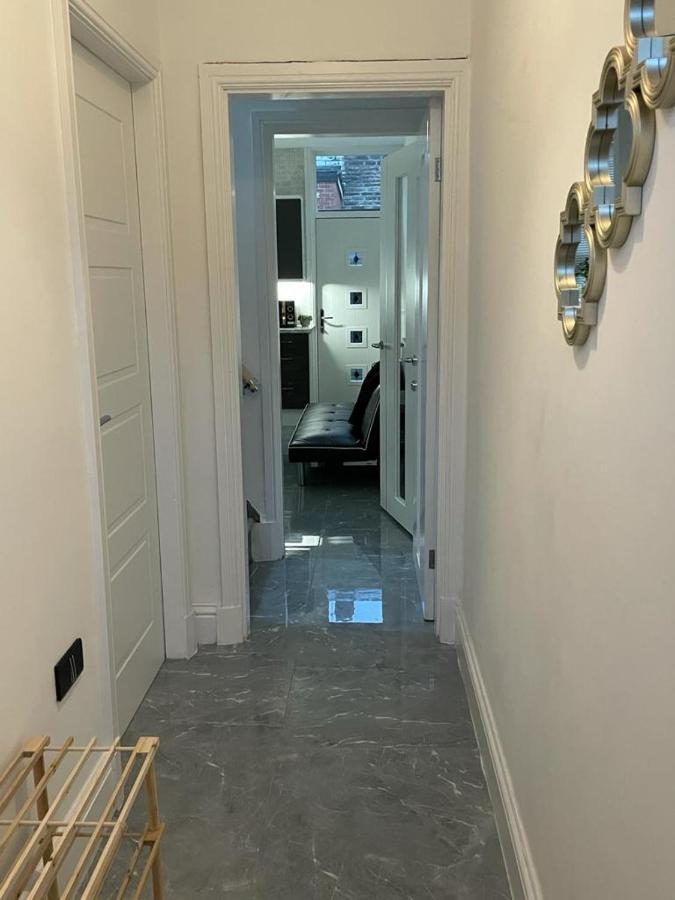 3 Bedroom Whalley Aparthotel Burnley Exterior foto