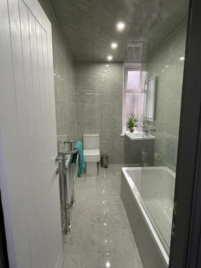 3 Bedroom Whalley Aparthotel Burnley Exterior foto
