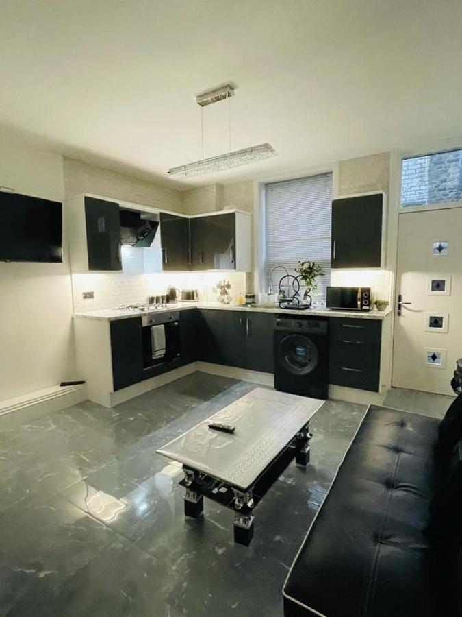 3 Bedroom Whalley Aparthotel Burnley Exterior foto