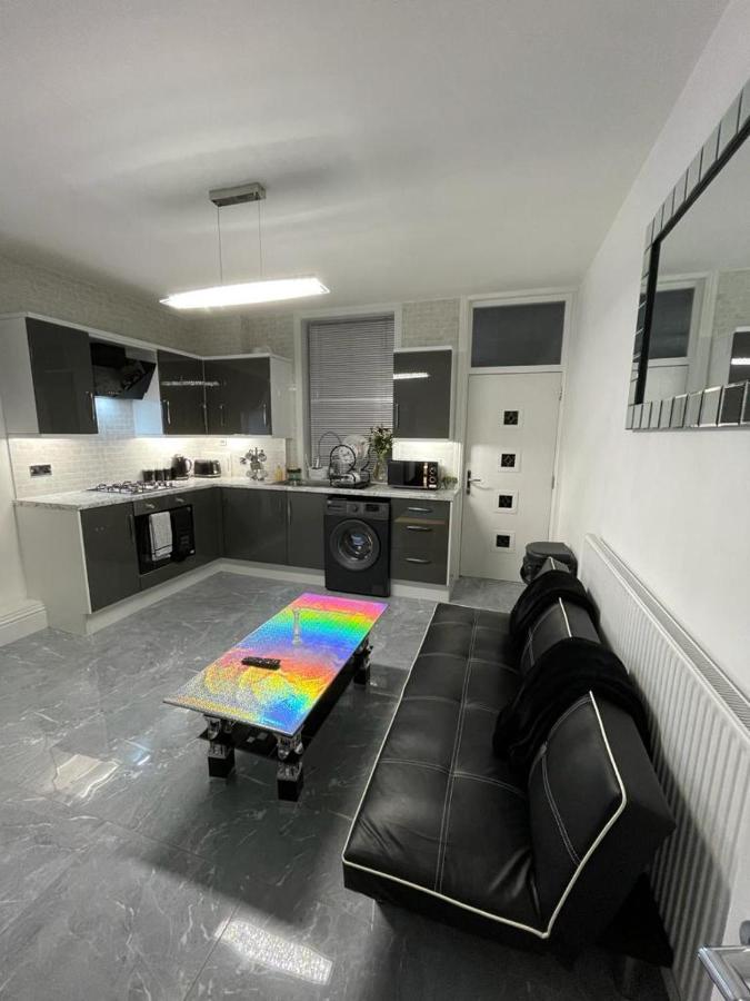 3 Bedroom Whalley Aparthotel Burnley Exterior foto